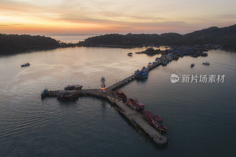 鸟瞰图(无人机拍摄)在邦宝码头，Koh Chang，泰国